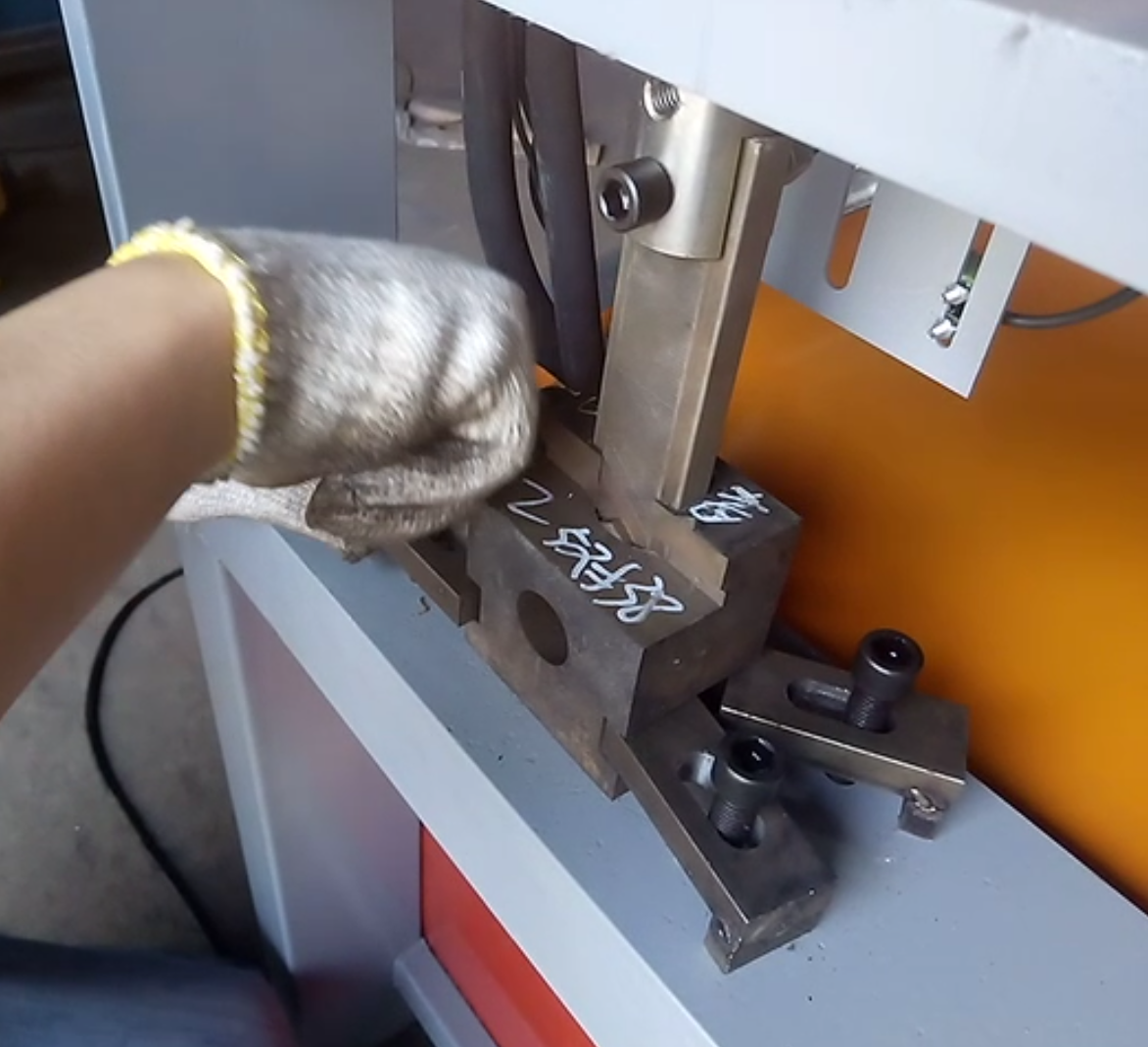 沖孔機(jī)模具安裝圖示